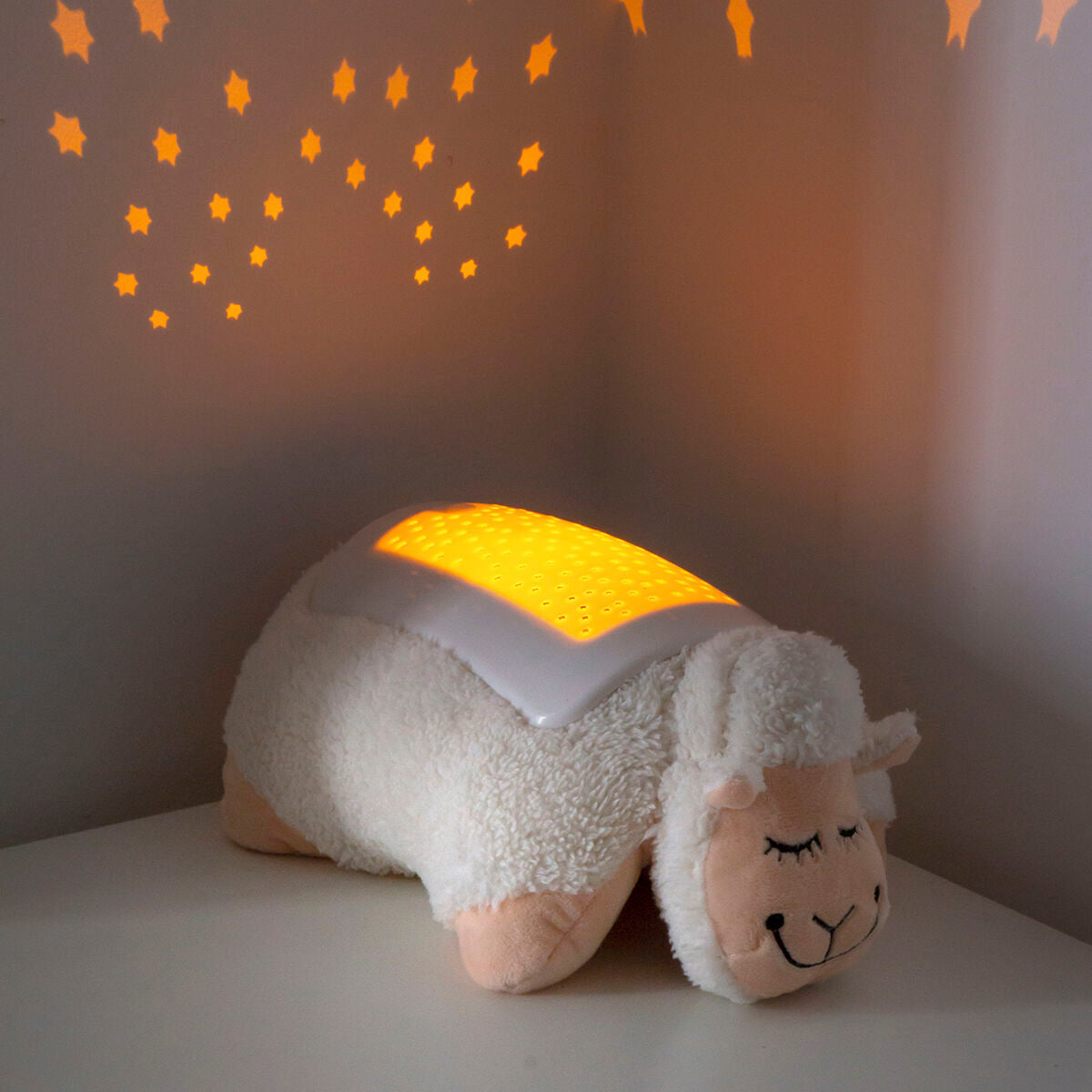 Plush Toy Projector Sheep InnovaGoods projecting stars in a cozy room setting.